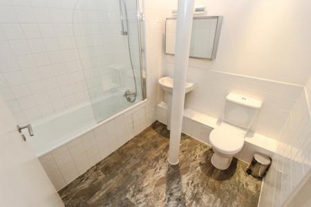 2 bedroom Flat for sale in Wollaton Road, Beeston, NG9