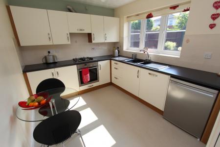 4 bedroom Detached house to let in Staniland Close, Beeston, NG9