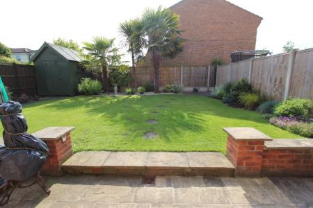 4 bedroom Detached house to let in Staniland Close, Beeston, NG9