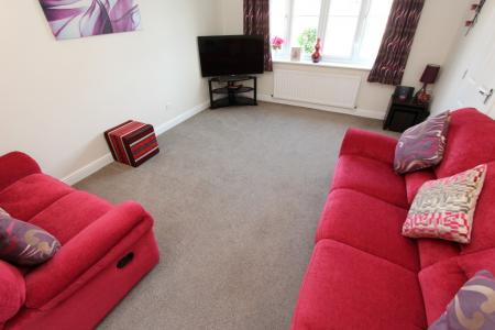 4 bedroom Detached house to let in Staniland Close, Beeston, NG9