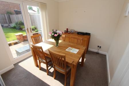 4 bedroom Detached house to let in Staniland Close, Beeston, NG9