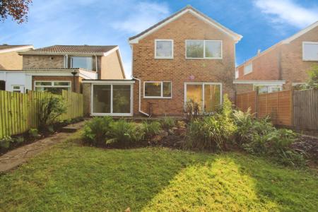 4 bedroom Detached house to let in Appledore Avenue, Wollaton, Nottingham, NG8