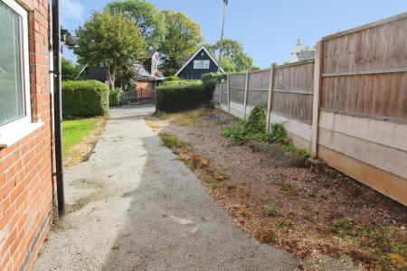 3 bedroom Semi-detached house to let in Lock Lane, Sandiacre, NG10