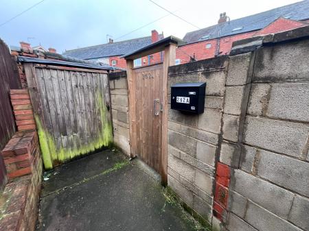 2 bedroom Flat to let in Highbury Road, Bulwell, Nottingham, NG6