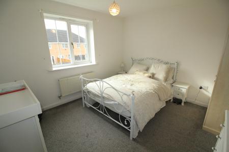 2 bedroom Flat to let in Loxley Close, Hucknall, NG15