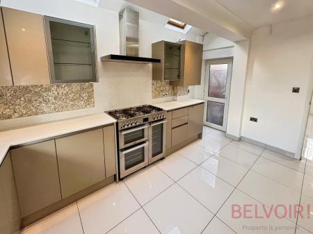 4 bedroom Detached house to let in Newlyn Drive, Wollaton, Nottingham, NG8