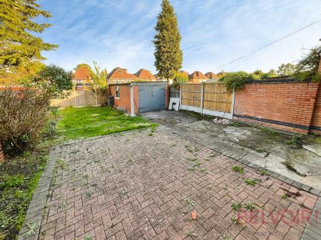 4 bedroom Detached house to let in Newlyn Drive, Wollaton, Nottingham, NG8