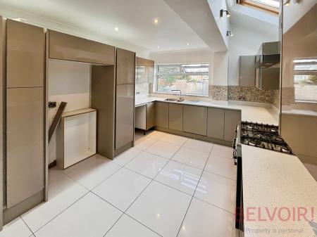 4 bedroom Detached house to let in Newlyn Drive, Wollaton, Nottingham, NG8