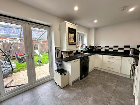 3 bedroom Semi-detached house for sale in Meadow Brook, Shelfield, Walsall, WS4