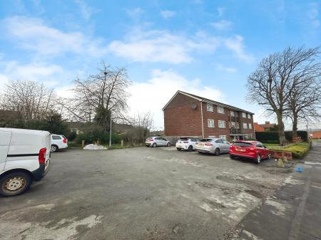 2 bedroom Flat for sale in Gorsey Lane, Great Wyrley, Walsall, WS6