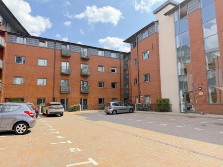 2 bedroom Flat for sale in Broad Gauge Way, Wolverhampton City Centre, Wolverhampton, WV10