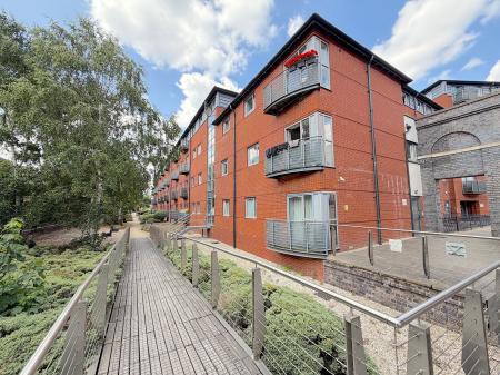 2 bedroom Flat for sale in Broad Gauge Way, Wolverhampton City Centre, Wolverhampton, WV10
