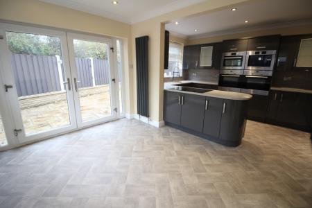 5 bedroom Detached house to let in Links View, Rochdale, OL11