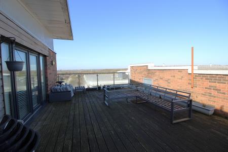 2 bedroom Duplex to let in Cedar Court, Prestwich, M25