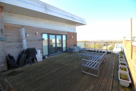 2 bedroom Duplex to let in Cedar Court, Prestwich, M25