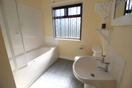 2 bedroom Flat to let in Waterloo Road, Manchester, M8