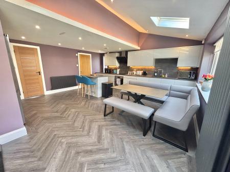 4 bedroom Semi-detached house for sale in Lilac View Close, Oldham, OL2
