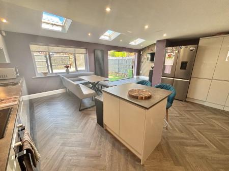 4 bedroom Semi-detached house for sale in Lilac View Close, Oldham, OL2