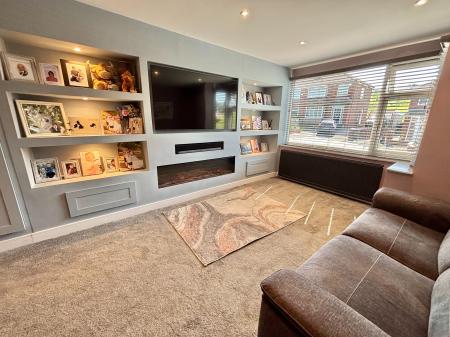 4 bedroom Semi-detached house for sale in Lilac View Close, Oldham, OL2