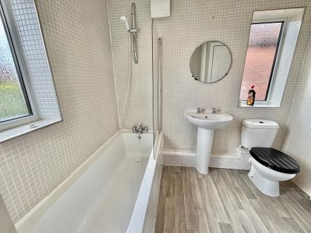 3 bedroom Semi-detached house to let in Beech Avenue, Whitefield, M45