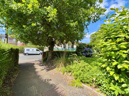 4 bedroom Semi-detached house for sale in Park Road, Prestwich, M25