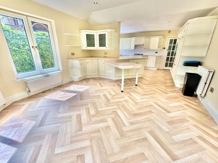 4 bedroom Semi-detached house for sale in Park Road, Prestwich, M25