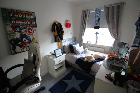 4 bedroom Town house to let in Fairbourne Walk, Oldham, OL1