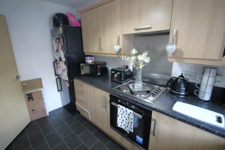 4 bedroom Town house to let in Fairbourne Walk, Oldham, OL1
