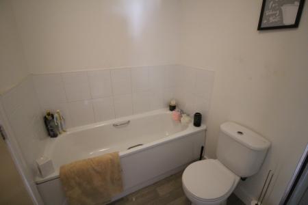 4 bedroom Town house to let in Fairbourne Walk, Oldham, OL1