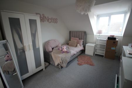 4 bedroom Town house to let in Fairbourne Walk, Oldham, OL1