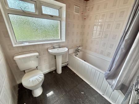 3 bedroom Terraced House for sale in Meadowbank Close, Oldham, OL4