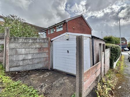 3 bedroom Semi-detached house for sale in Belmont Avenue, Oldham, OL4
