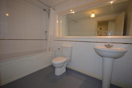 3 bedroom Flat to let in Rosslyn Court, Rosslyn Avenue, Perth, PH2