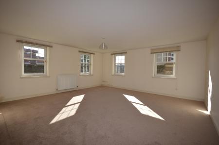 3 bedroom Flat to let in Rosslyn Court, Rosslyn Avenue, Perth, PH2
