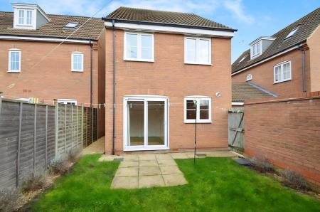 3 bedroom Link detached house to let in Vale Drive, Hampton Vale, Peterborough, PE7
