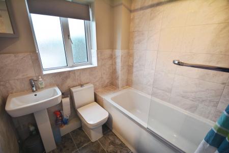 2 bedroom Flat to let in Sherwood Avenue, Woodston, Peterborough, PE2