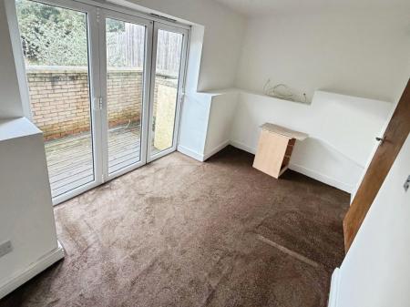 3 bedroom Flat to let in Fletton Avenue, Peterborough, PE2