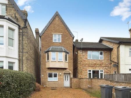 3 bedroom Flat to let in Fletton Avenue, Peterborough, PE2