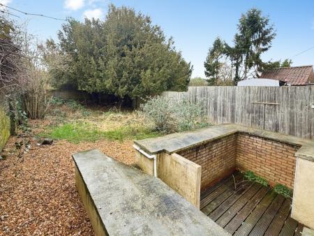 3 bedroom Flat to let in Fletton Avenue, Peterborough, PE2