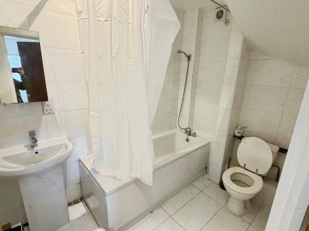 3 bedroom Flat to let in Fletton Avenue, Peterborough, PE2