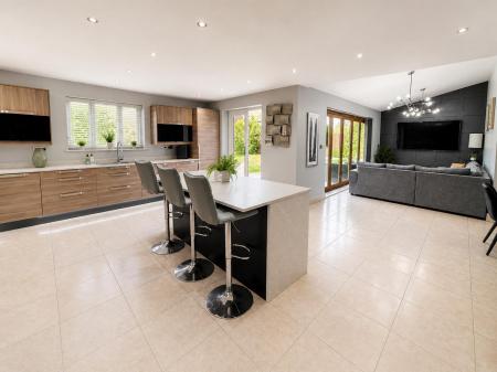 6 bedroom Detached house for sale in Chapel Street, Crowland, PE6