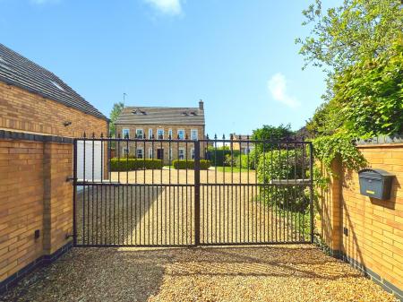 6 bedroom Detached house for sale in Chapel Street, Crowland, PE6