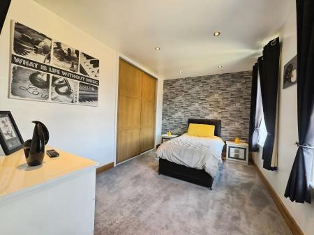6 bedroom Detached house for sale in Chapel Street, Crowland, PE6
