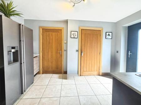 6 bedroom Detached house for sale in Chapel Street, Crowland, PE6