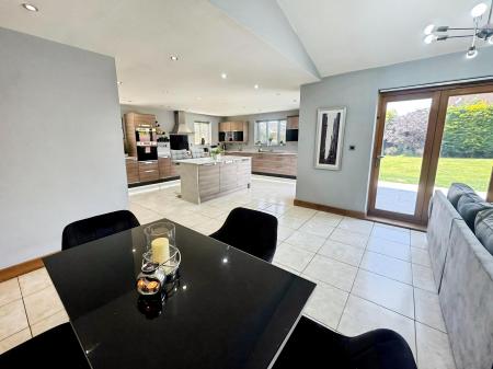 6 bedroom Detached house for sale in Chapel Street, Crowland, PE6