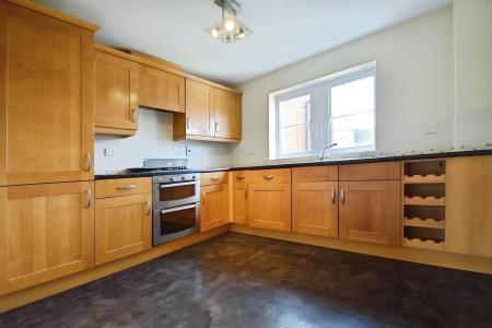 5 bedroom Town house to let in Tinus Avenue, Hampton Vale, Peterborough, PE7