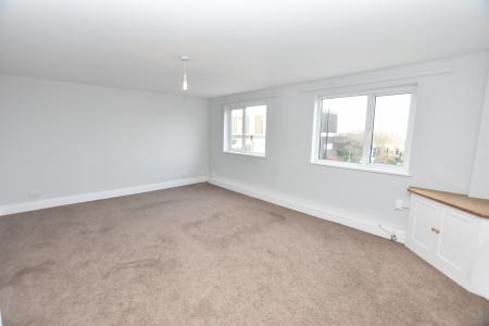 3 bedroom Flat to let in Fore Street, Saltash, PL12