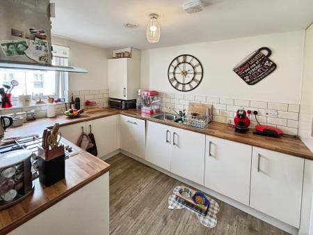 2 bedroom Flat to let in Chapel Street, Devonport, Plymouth, PL1