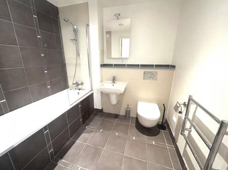 1 bedroom Flat for sale in The Crescent Building, Gunwharf Quays, Portsmouth, PO1
