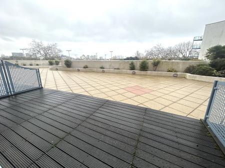 1 bedroom Flat for sale in The Crescent Building, Gunwharf Quays, Portsmouth, PO1